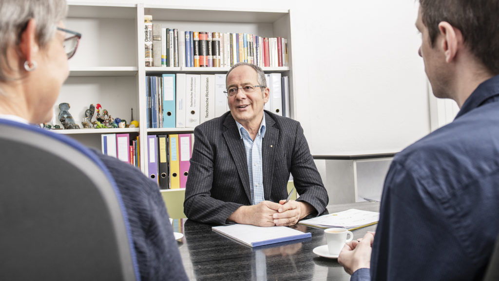 Unternehmensnachfolge Rolf Düggelin mit Kunden im Beratungsgespräch